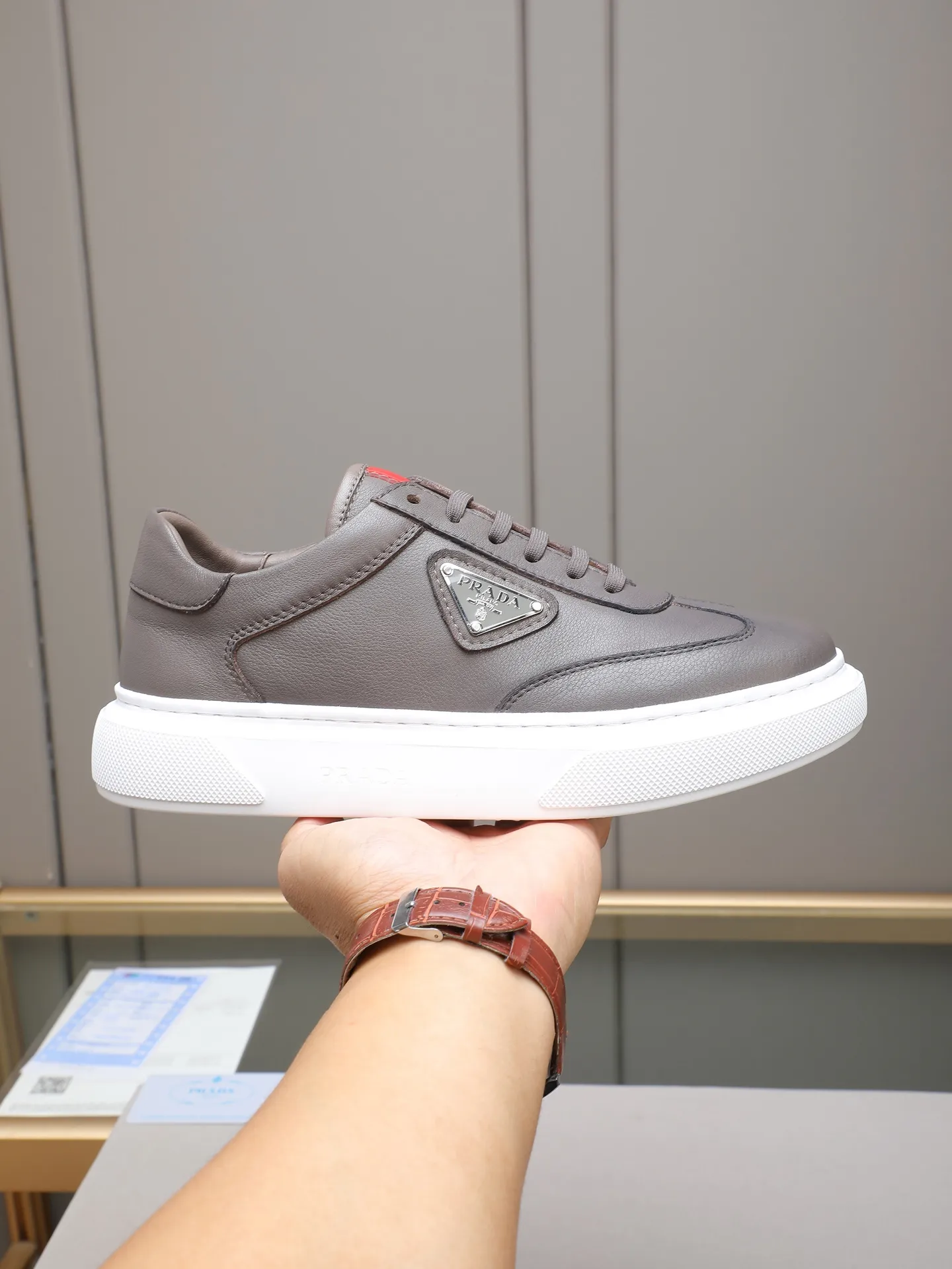 PP460 Prada/Prada men's new casual shoes, this upper is made of imported calfskin + sheep lining! The outside is decorated with the P family's classic metal triangle enamel logo, and the outsole is made of non-slip sports foam ultra-light outsole, which feels good on the feet and is a fashionable and fashionable item!  Size: 38-44 (45 customized)